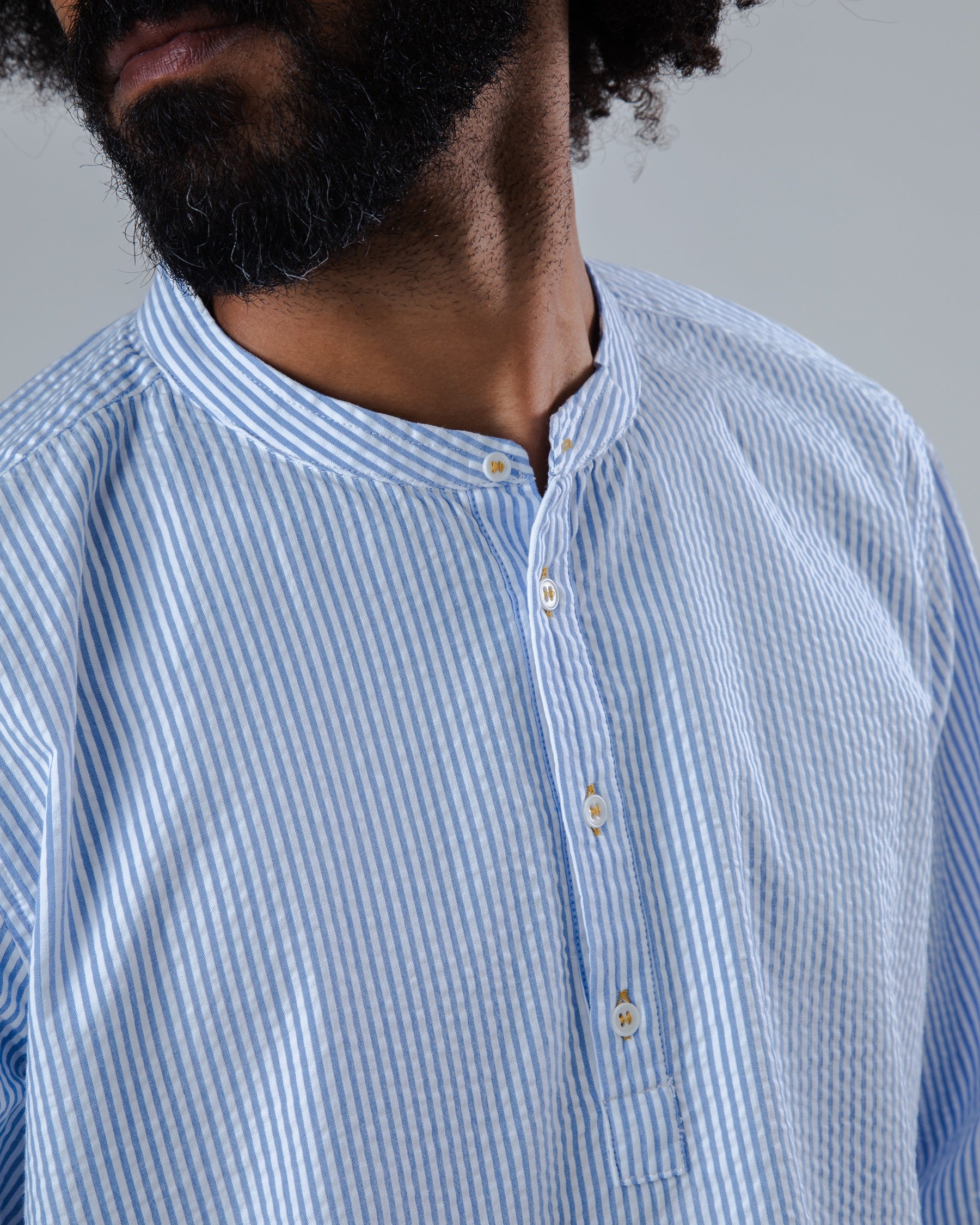 Blaues Henley-Shirt