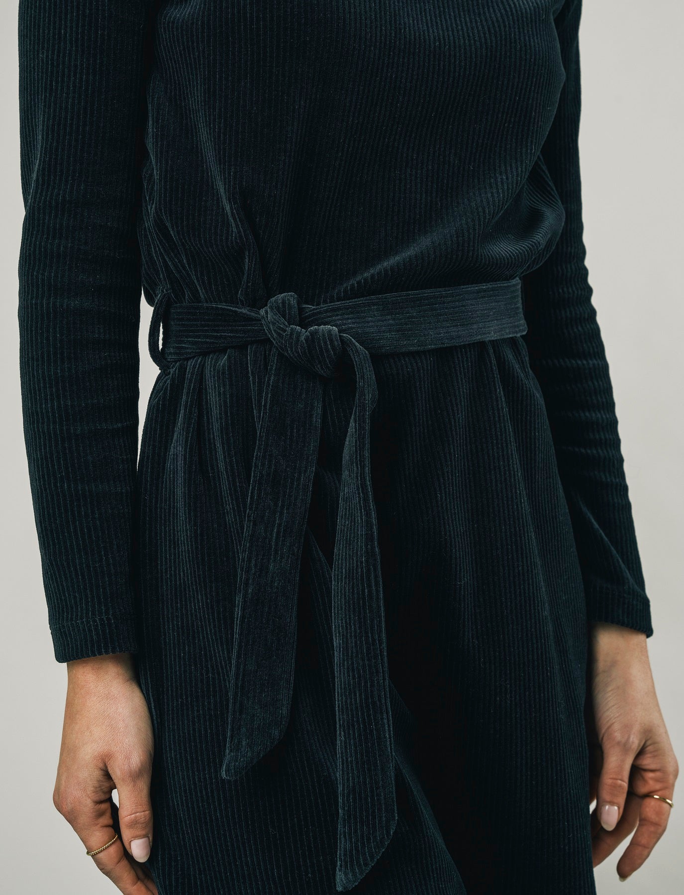 Robe noire en velours côtelé 