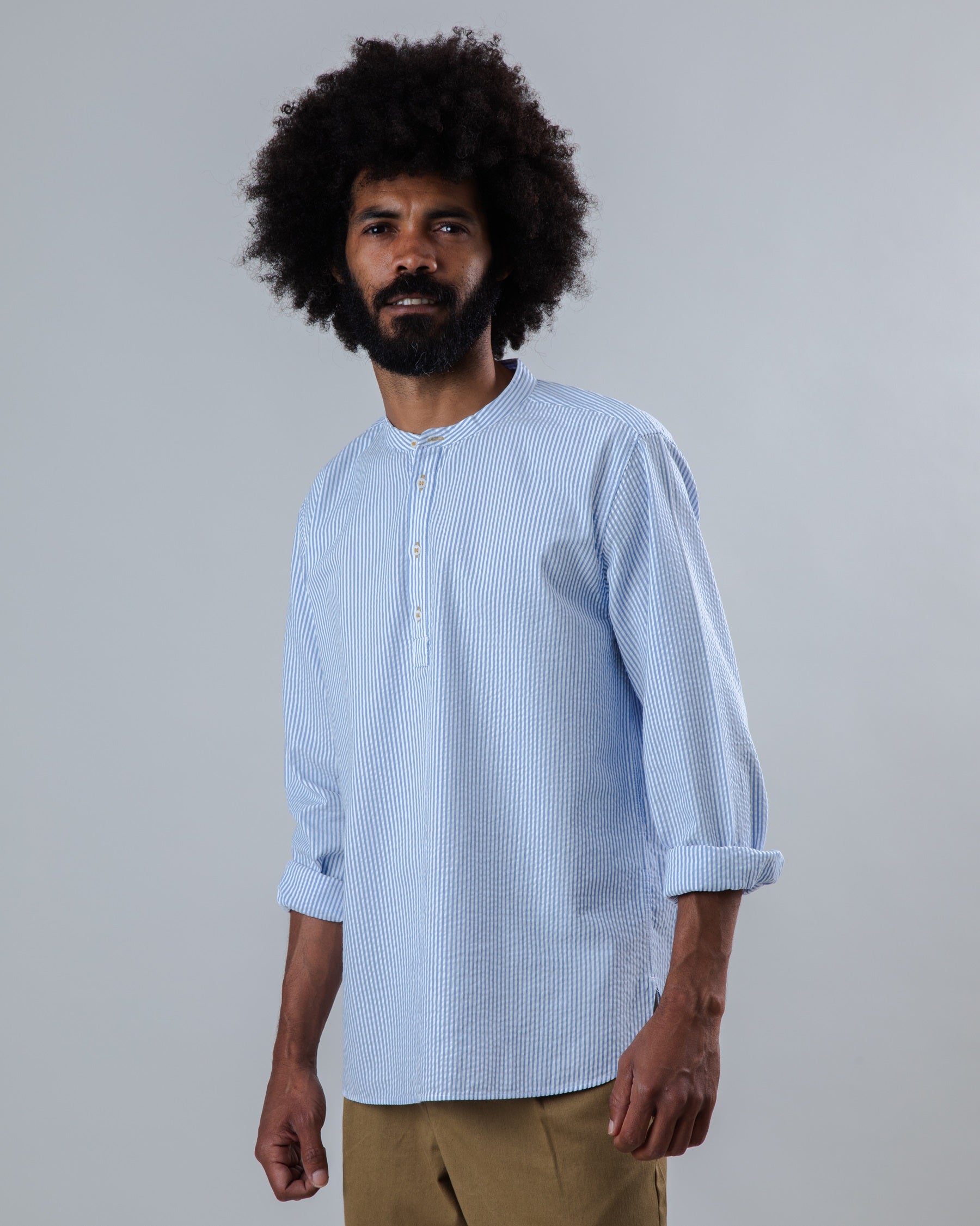Blaues Henley-Shirt