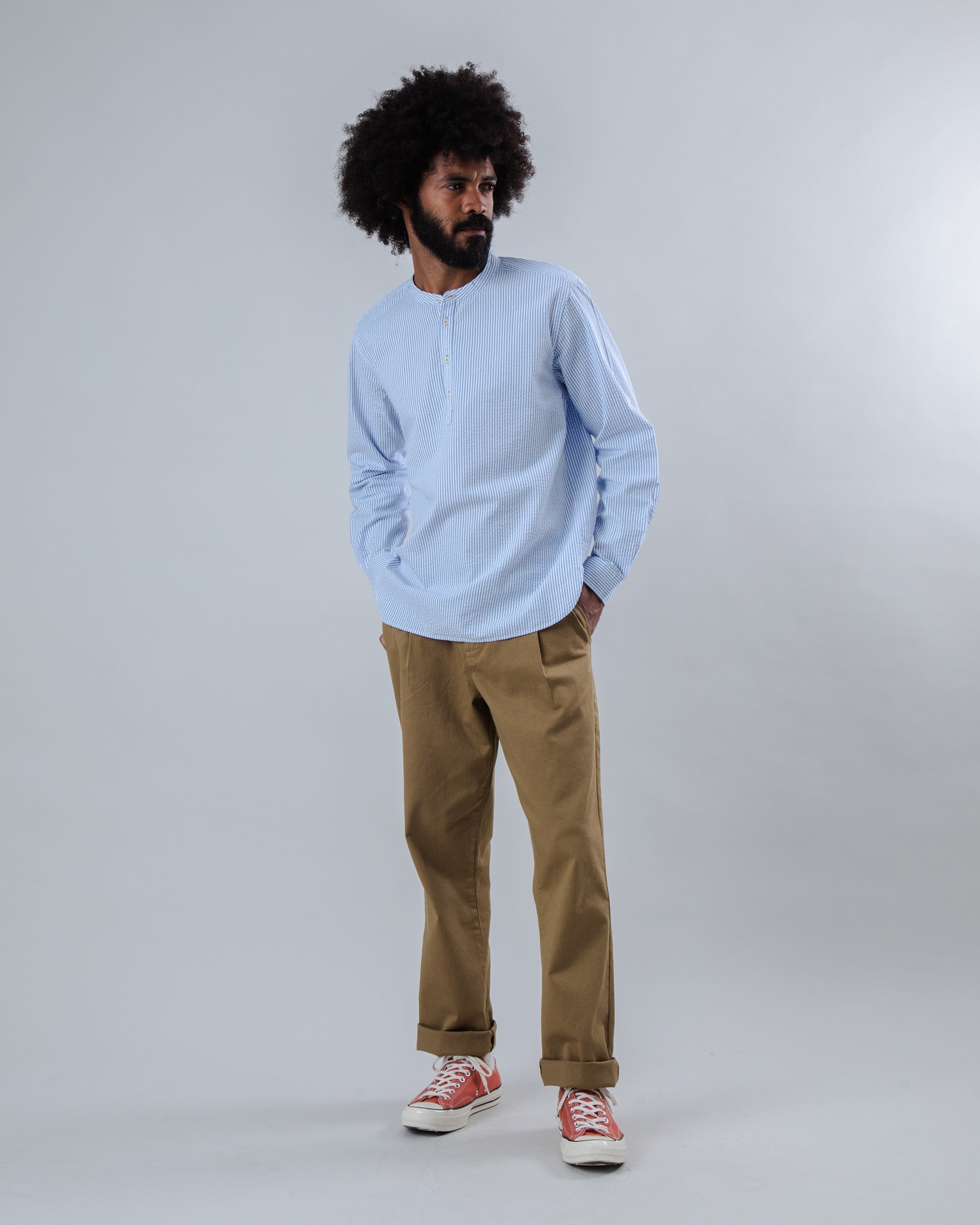 Blaues Henley-Shirt