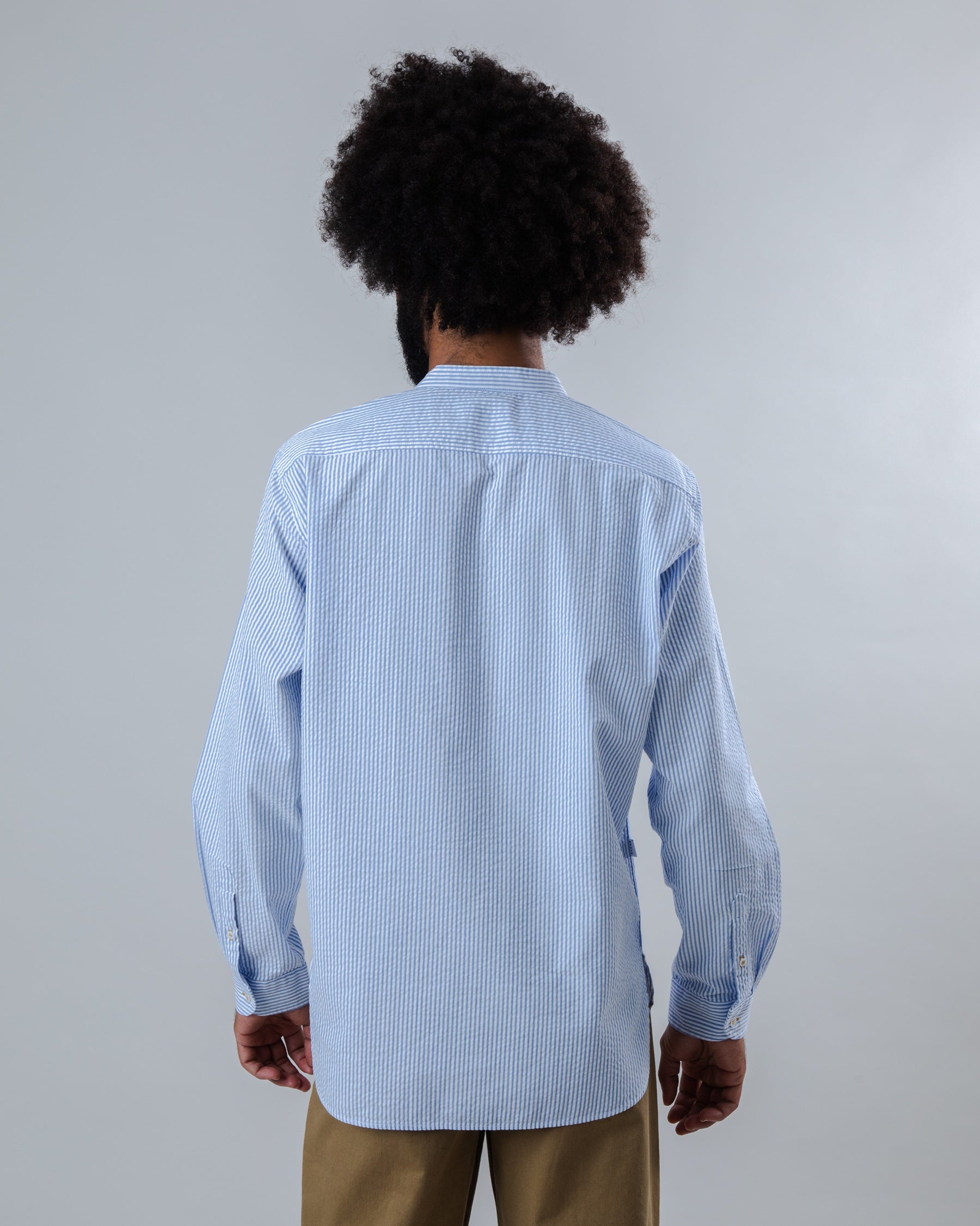 Blaues Henley-Shirt