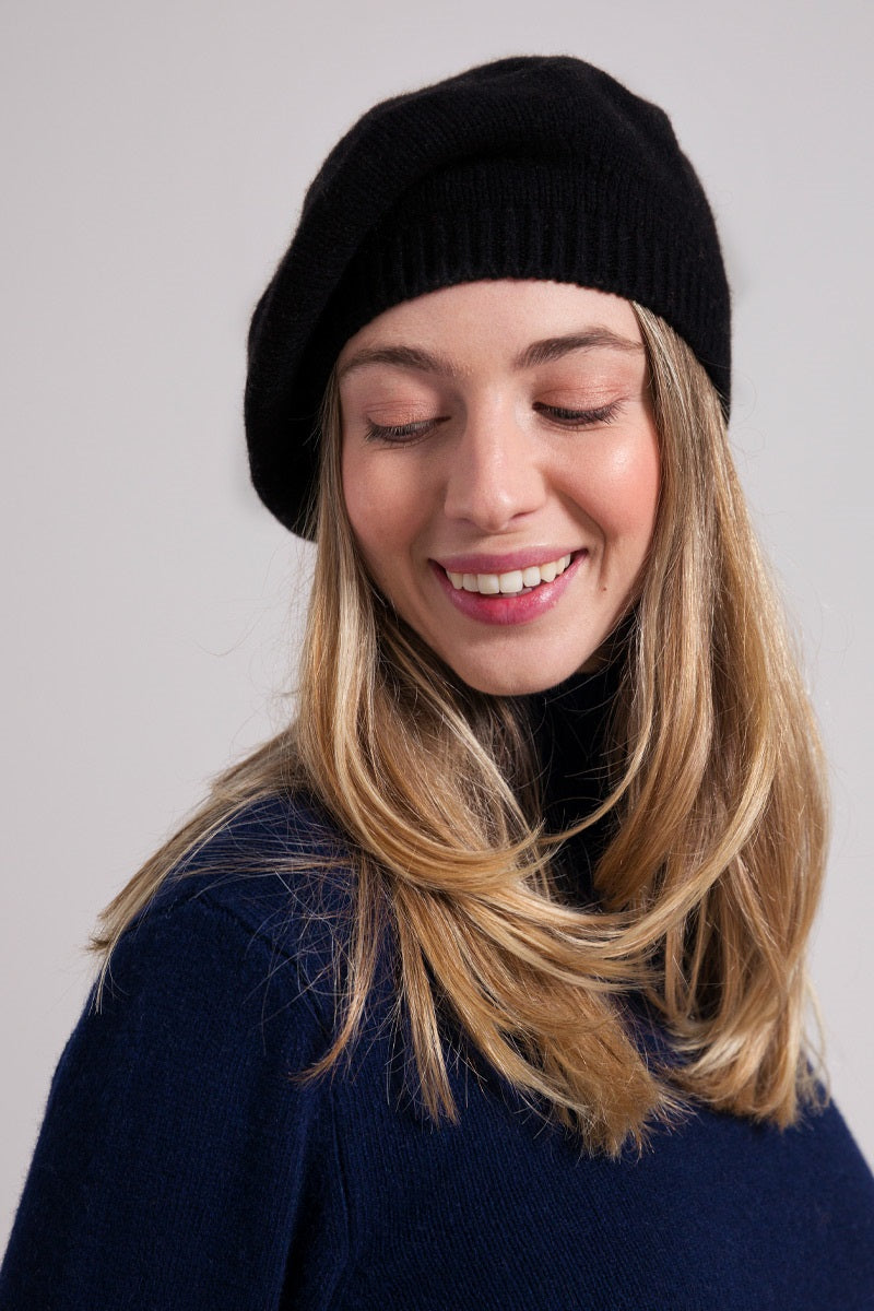 Women's black beret in recycled cashmere