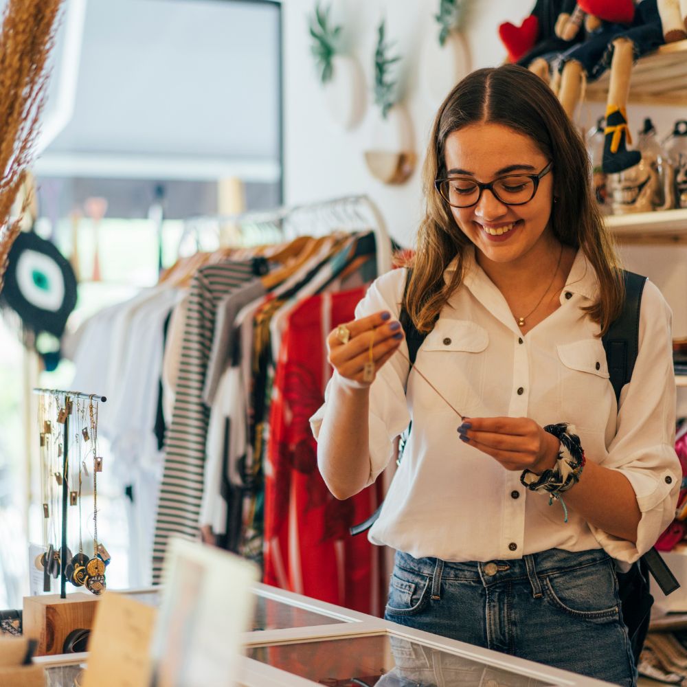 LA SECONDE MAIN DANS LA MODE : VRAIE SOLUTION DURABLE, MAIS ATTENTION À L’EMBALLEMENT