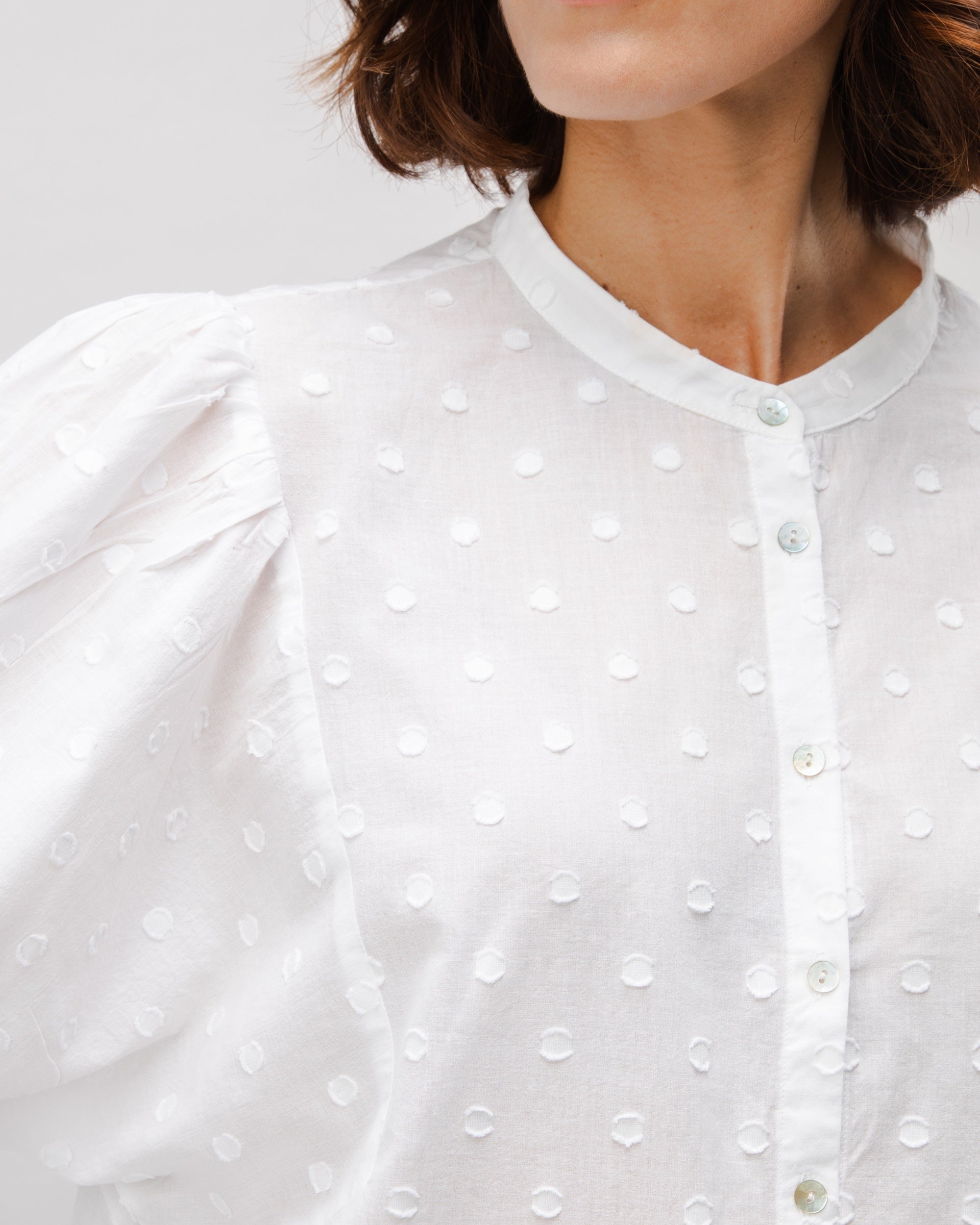 Romantische weisse Polka-Dot Bluse