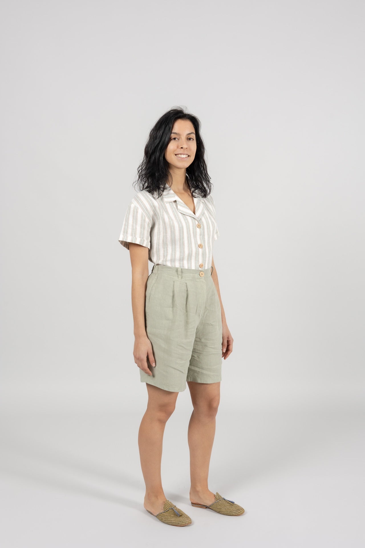 Women s linen shorts Green Notice