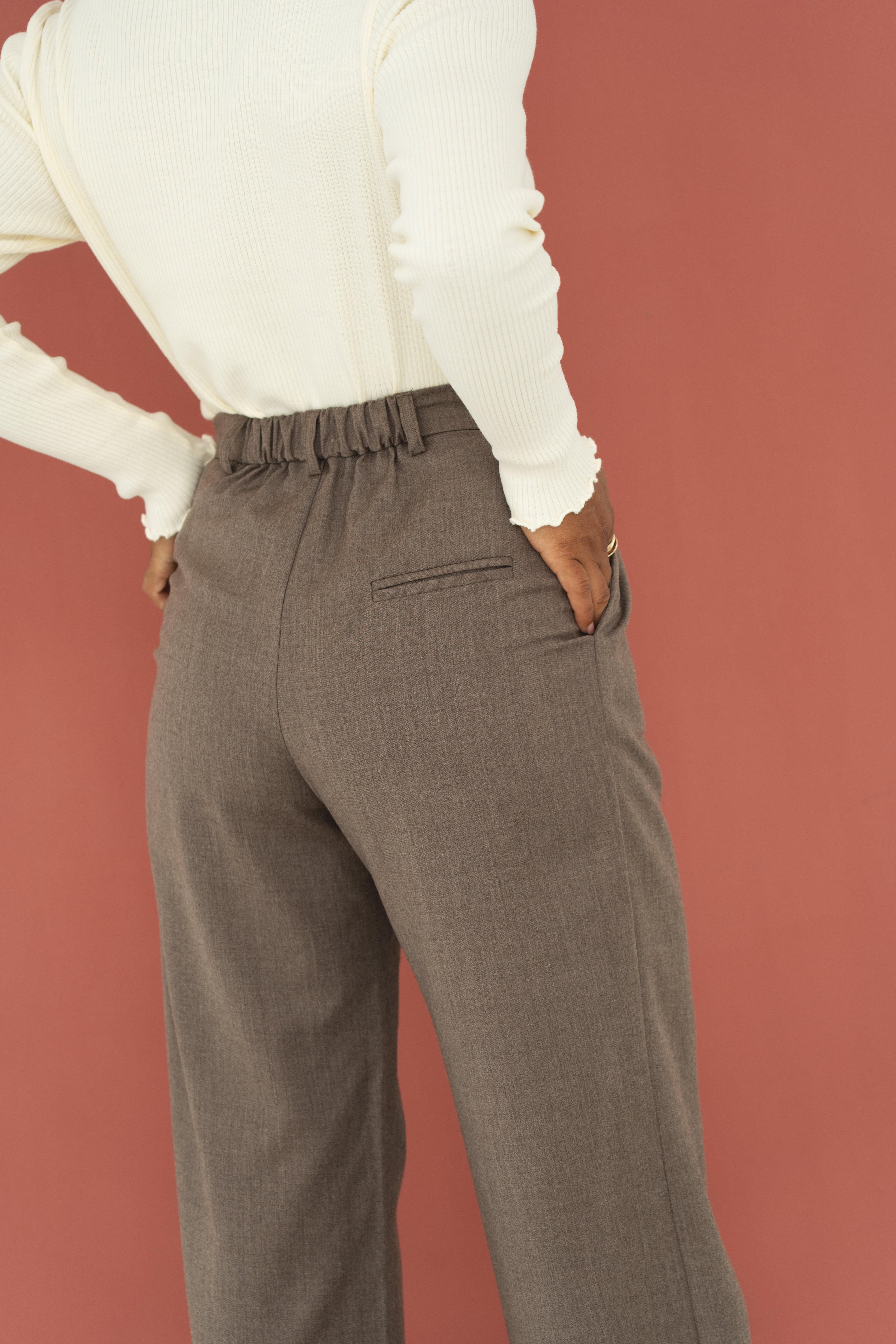 Mara Hose Braun