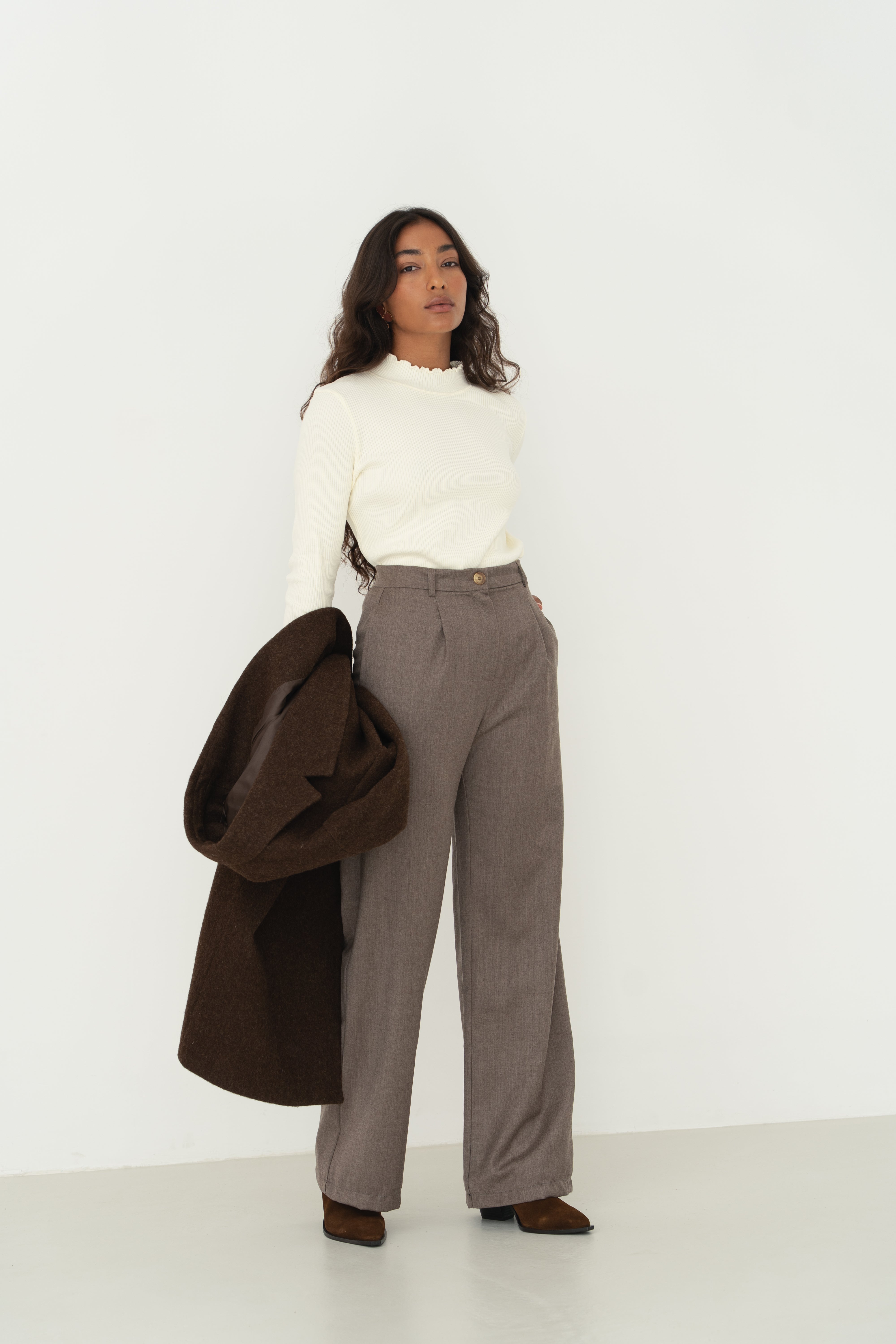 Mara Hose Braun