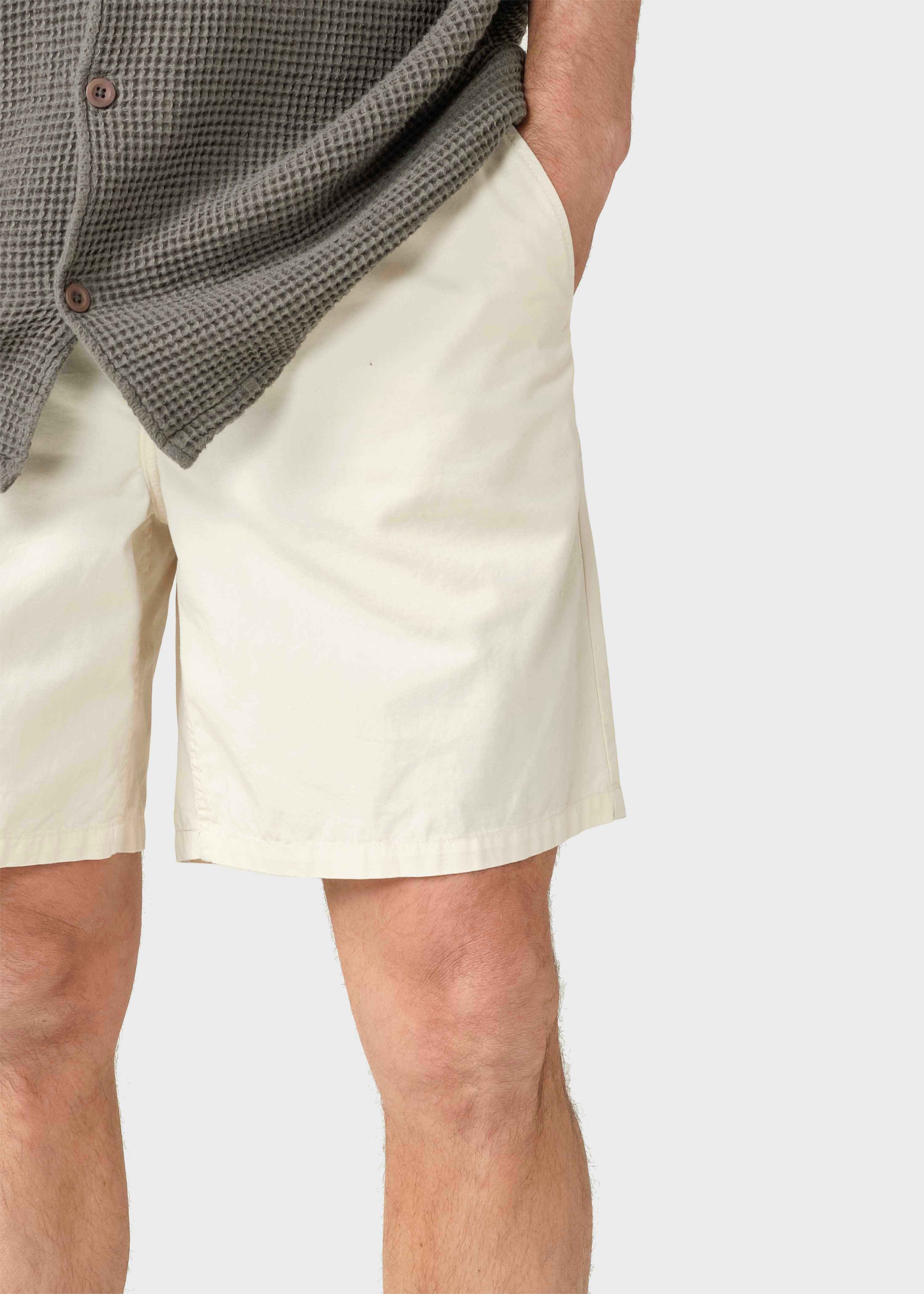 Jarvis Ekru Shorts